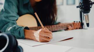 Musicista compondo uma música 