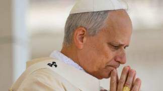 papa leão xiv rezando de mãos juntas e expressão preocupada