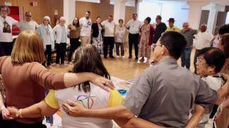 pessoas em círculo pastorais sociais 