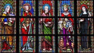 Vitral com representação de santos 