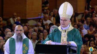 Dom Pedro Luiz falando no Altar Central do Santuário Nacional