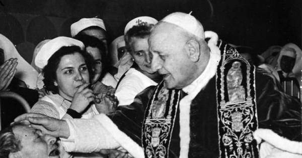 Alegrias e Esperanças A Igreja no mundo de hoje. A CONTEXTUALIZAÇÃO O  século XX foi um século de grandes transformações. O papa João XXIII para  que a. - ppt carregar